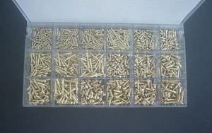 900 X SORTIMENT HOLZSCHRAUBEN 1,6 /2 /2,5 /3 MM MESSING DIN 96 MIT SCHLITZ + BOX - Bild 1 von 3