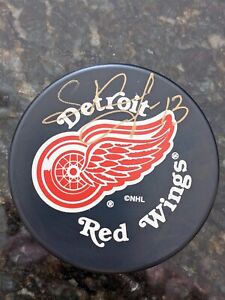 SLAVA KOZLOV  #13 Signed Autographed Detroit Red Wings NHL Hockey Puck