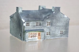 SD MOULDINGS N SCALE STONE PAINTED LARGE COTTAGE FARM HOUSE 20og - Picture 1 of 7