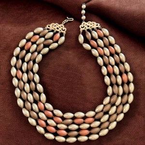 Collar de cuentas Lucite multihilo broche tono dorado vintage mediados de siglo - Imagen 1 de 9