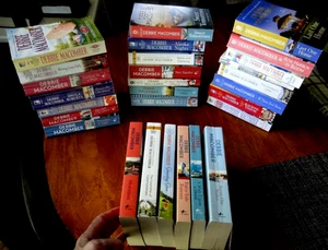 Lot of 28 Debbie Macomber Paperback Books Romance Christmas Fiction VG - Picture 1 of 4