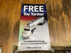 Poster camion cisterna giocattolo senza olio Mobil 1993 27" x 48" vintage - Foto 1 di 3