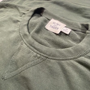 Suéter de pedernal y yesca para hombre medio verde cuello redondo hecho en EE. UU. Pullover Sudadera - Imagen 1 de 11