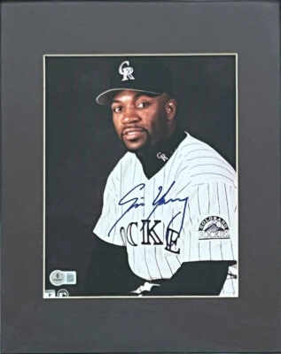 Foto firmada por Eric Young de los Rockies de Colorado enmarcada 8x10 Beckett 45031 Foto 1 de 4