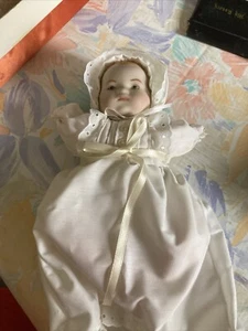 Seltene Babypuppe 9 Zoll realistischer Porzellankopf & Arme. Beine Stoffkörper Neugeborenes Säugling. - Bild 1 von 7