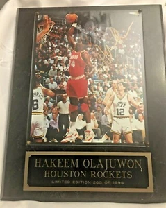HAKEEM OLAJUWON HOUSTON RAKETEN SIGNIERTES BILD AUF EINER HOLZPLAKETTE LTD 263 VON 1994    - Bild 1 von 2