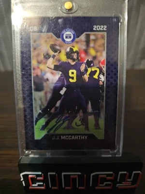 Tarjeta de maletero de jugador JJ McCarthy Rookie Auto On A 2022 # 136/275 Minnesota Viking Foto 1 de 2