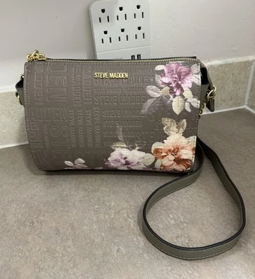 Bandolera Steve Madden Blexi Floral Verde Oliva Logo Cadena Cartera Cuero Sintético  Foto 1 de 4