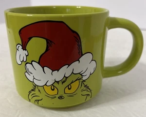 Dr. Seuss The Grinch Kaffeebecher grün mit grinsendem Grinch mit Nikolausmütze - Bild 1 von 4