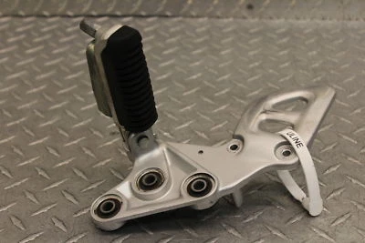 Suzuki Hayabusa GSX1300R 2004 reposapiés delantero derecho clavija paso Foto 1 de 4