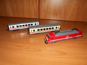 LOT OF 3 TOY TRAIN CARS/VAGONS WITH ENGINE-IN GOOD CONDITION-SOLD AS SEEN-LOT 21 - Picture 1 of 6