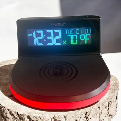 Reloj despertador de carga inalámbrica La Crosse Technology con base de luz brillante Foto 1 de 4