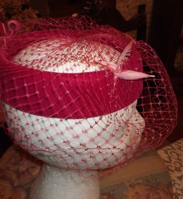 Anillo Sombrero De Terciopelo ROSA Frambuesa Velado Red De Colección ~ Halo ~ Fascinador con Pájaro Pluma  Foto 1 de 4