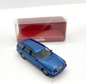 39353 HERPA / GERMANY / 032117 MERCEDES BENZ E 320 T BLEU METAL HO 1/87 - Bild 1 von 3