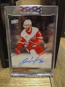 2024-25 Upper Deck Clear Cut Base Autograph J.T. Compher Red Wings Encased - Picture 1 of 2