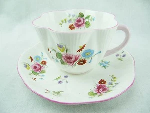 Shelley Cup & Saucer Dainty Roses & Red Daisy Pattern 13425 Bone China England - Picture 1 of 9