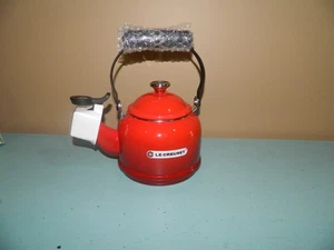 Le Creuset Emaillierter Stahl 1,25 Quart Demi Wasserkocher Cerise - Bild 1 von 4