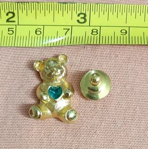 Schöner Vintage Avon goldfarbener Teddybär mit hellblauem Herz Anstecknadel - Bild 1 von 3