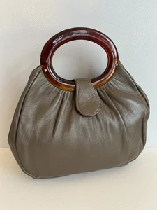 Borsa a mano metà secolo in pelle conchiglia tartaruga lucite acrilico manico cerchio - Foto 1 di 6