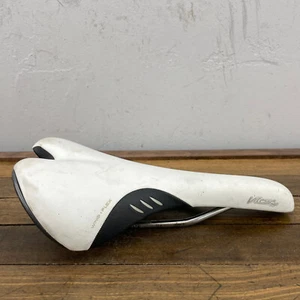 Fizik Wing Flex Seat KIUM White Saddle   Italy  Vitesse Road Race Mountain - Picture 1 of 14