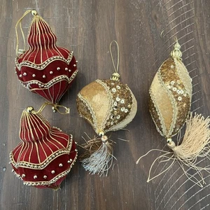 Juego de 4 adornos navideños vintage de tela de fieltro con cuentas rojo dorado - Imagen 1 de 14