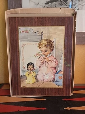 De Colección Niña Rezando con Muñeca Placa de Pared Decoración 9" x 7" ¡LINDA! Guardería años 60 Foto 1 de 4