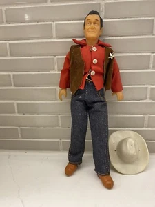 Vintage Klon? 60er/70er 9"" brünette männliche Puppe mit Sheriff stellvertretendem Abzeichen auf Weste - Bild 1 von 6