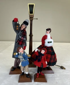 Simpich Character Dolls Christmas Carolers Figurine Set of 4 & Lamp Post 1980's - Picture 1 of 23