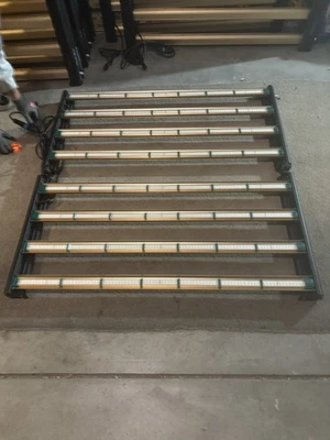 Luminária Growers Choice LED ROI-E720 usada. Vários disponíveis - Imagem 1 de 4