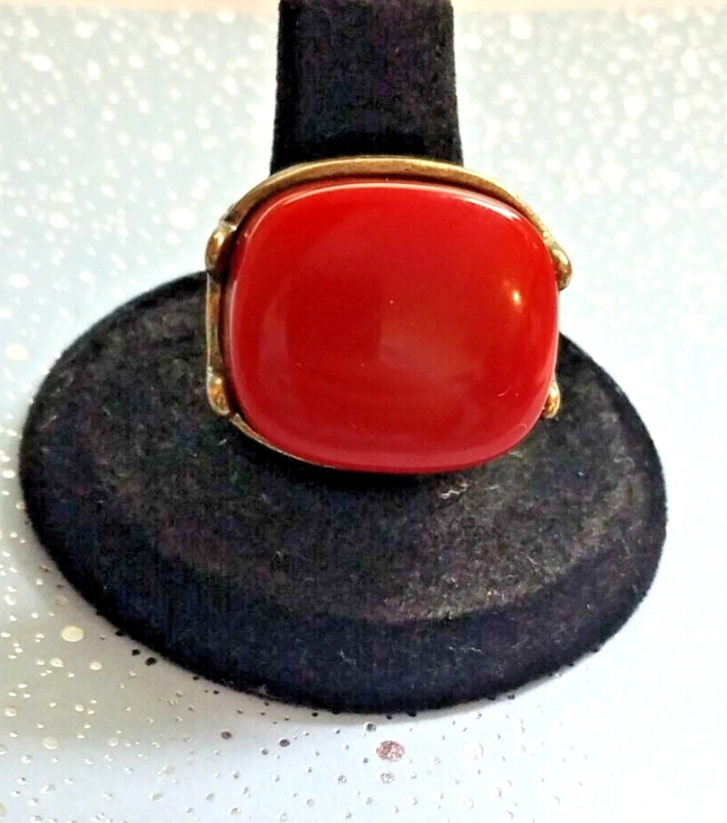 Vtg Brass Color Large Red Plastic Cabochon Stretch Ring Retro  Size 8 Costume - Image 1 of 4