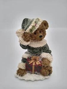 Greenbrier International Polystone Weihnachtsbär grüner Pullover mit Geschenk - Bild 1 von 4