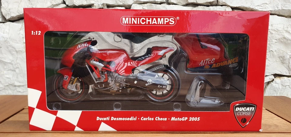 Minichamps 1:12 DUCATI Desmosedici GP5 Carlos Checa Moto GP 2005 122 050007 - Immagine 1 di 4