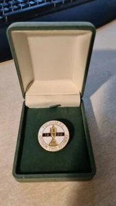 FULHAM FOOTBALL CLUB - DIVISION TWO WINNERS 1999 - BADGE IN PRESENTATION BOX - Picture 1 of 3