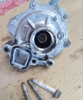 Soporte de carcasa de montaje de bomba de agua Skyactiv 14-17 Mazda 6 2,5 L Foto 1 de 4