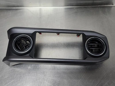 Toyota Tacoma 2016-2023 tablero central radio bisel con rejilla de ventilación de aire 55412-04120 Foto 1 de 4