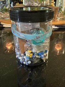 Kinder Mädchen Mystery Schmuck Glas 20+ blaue Teile Armbänder Ohrringe Halskette #2 - Bild 1 von 2