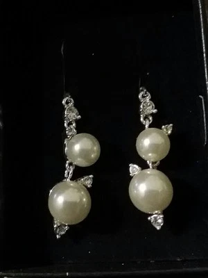 PENDIENTES AVON NUEVOS EN CAJA PERLAS DE IMITACIÓN "NOCHE EN EL BALLET" Nuevos Foto 1 de 3