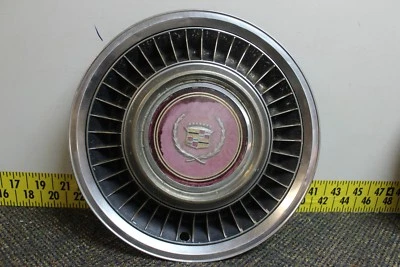 Cubierta de rueda tapacubos roja OEM CADILLAC 15" 2037 1980-87 Brougham Fleetwood... (548) Foto 1 de 3