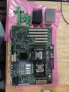 Scheda madre Dell Precision 650 0F1262 con 2 CPU Xeon e RAM e dissipatori - Foto 1 di 21