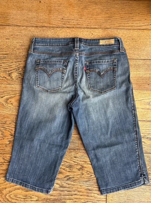 Levi denim knee length shorts women’s W30 Size 10 946 - Image 1 of 4