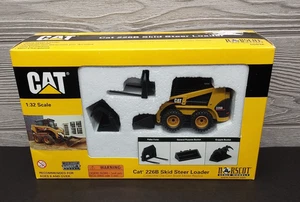 Norscot CAT 226B Kompaktlader mit Anbaugeräten Maßstab 1:32 - Bild 1 von 4