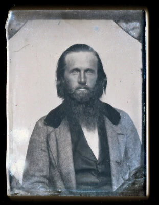 Ambrotipo de un caballero barbudo en un chaleco de cuello de terciopelo de la era de la Guerra Civil Foto 1 de 3