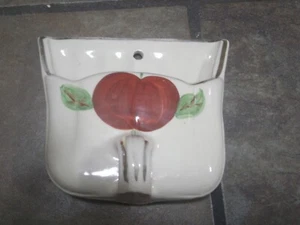 WALL POCKET ~ DUSTPAN WITH TOMATO ~ VINTAGE ~ UNKNOWN MAKER ~ EUC - Picture 1 of 4