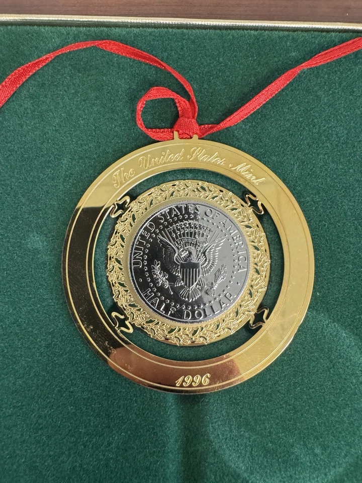 Adorno navideño Kennedy 1996 como nuevo de Estados Unidos medio dólar reverso con caja Foto 1 de 4