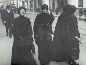 Antique Glass Negative 3 Ladies In Black Unknown Location  Circa 1900s 4x3 - Picture 1 of 2