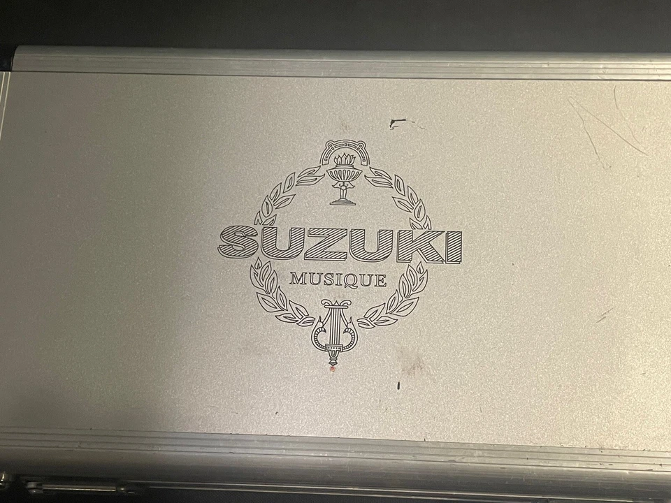 CLARINETE.    Clarinete A Suzuki Musique Bb CL con estuche, libro y clip de página de libro Foto 1 de 4