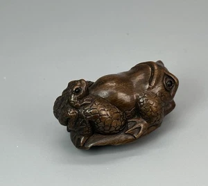 Vintage handgeschnitzte Buchsbaum Netsuke Frösche auf Lotusblatt / Japan Miniatur Figur - Bild 1 von 16