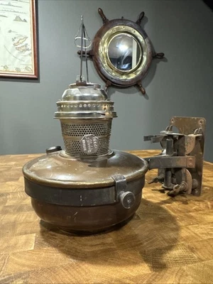 Lámpara de barco marino Aladdin modelo B de la Segunda Guerra Mundial con cardán Foto 1 de 4