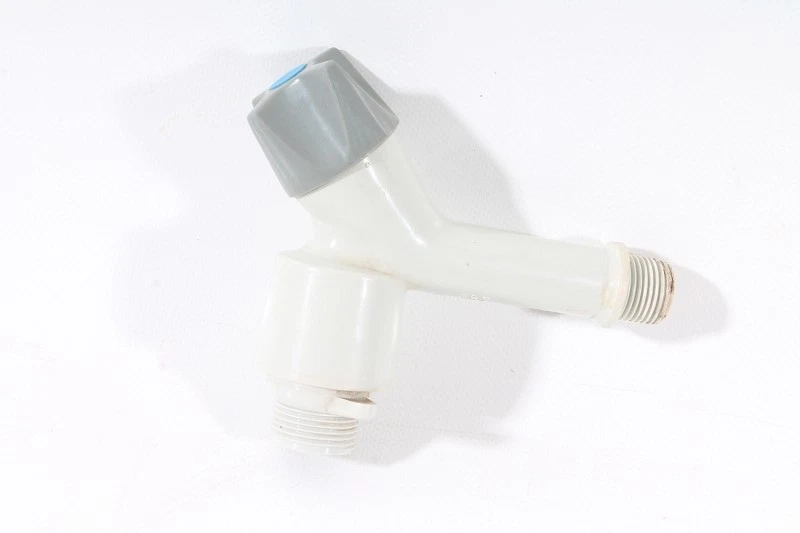 alter DDR Auslaufhahn Auslaufventil Wasserhahn 1/2 Zoll Plastik Garten Werkstatt - Bild 1 von 1