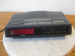 Vintage SANYO Digital Clock Radio - RM 6012 (1990) AM / FM Snooze Radio - TESTED - Picture 1 of 10